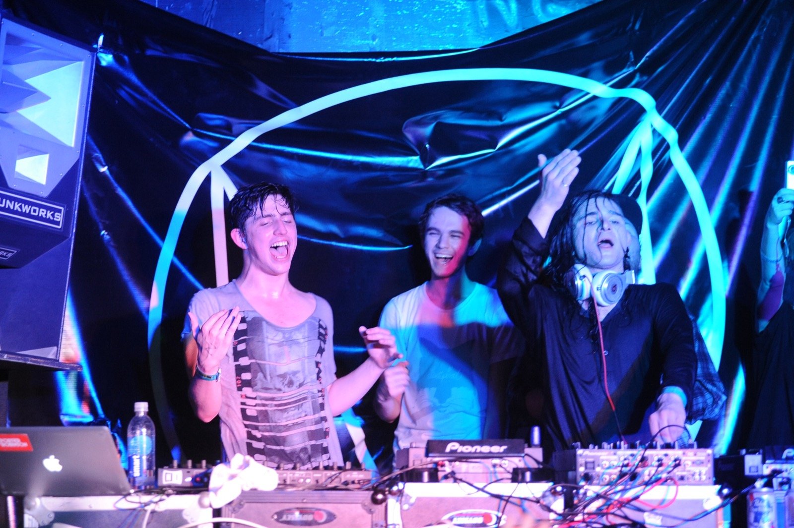 Zedd no palco do SXSW 2012, ao lado de Porter Robinson e Skrillex