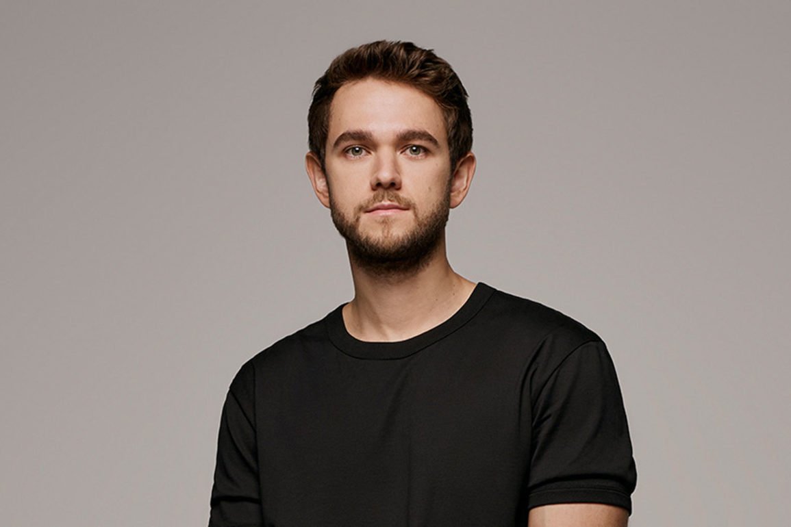 Retrato de Zedd em estúdio, fundo cinza.